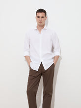 Carregar imagem no visualizador da galeria, Camisa slim fit em algodão
