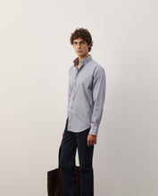 Carregar imagem no visualizador da galeria, Camisa slim fit às riscas
