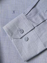 Carregar imagem no visualizador da galeria, Camisa slim fit às riscas
