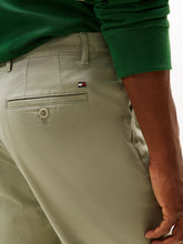 Carregar imagem no visualizador da galeria, Calças chino Denton de sarja com perna reta Tommy Hilfiger
