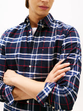 Carregar imagem no visualizador da galeria, Camisa Oxford modelo regular Tommy Hilfiger
