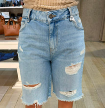 Carregar imagem no visualizador da galeria, Bermuda jeans regular
