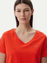 Carregar imagem no visualizador da galeria, T-shirt com decote em v Gant - Ref. 4200750
