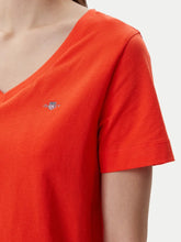 Carregar imagem no visualizador da galeria, T-shirt com decote em v Gant - Ref. 4200750
