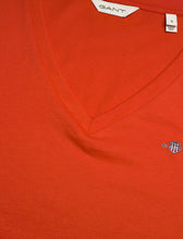 Carregar imagem no visualizador da galeria, T-shirt com decote em v Gant - Ref. 4200750
