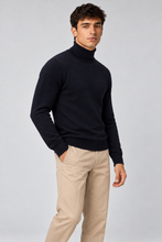 Carregar imagem no visualizador da galeria, Camisola de gola alta em lã merino extra fina
