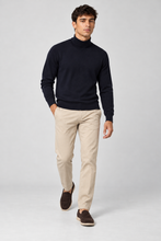 Carregar imagem no visualizador da galeria, Camisola de gola alta em lã merino extra fina
