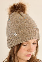 Carregar imagem no visualizador da galeria, Gorro de tricô com pompom.

