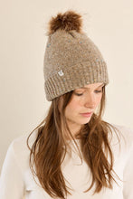 Carregar imagem no visualizador da galeria, Gorro de tricô com pompom.
