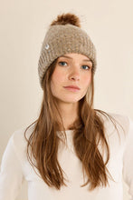 Carregar imagem no visualizador da galeria, Gorro de tricô com pompom.
