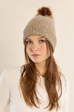 Carregar imagem no visualizador da galeria, Gorro de tricô com pompom.
