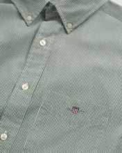 Carregar imagem no visualizador da galeria, Camisa em popelina às riscas finas Classic regular fit
