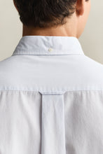 Carregar imagem no visualizador da galeria, Camisa em popelina às riscas finas Classic regular fit
