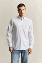 Carregar imagem no visualizador da galeria, Camisa em popelina às riscas finas Classic regular fit
