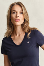 Carregar imagem no visualizador da galeria, T-shirt com decote em v Gant - Ref. 4200750
