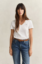 Carregar imagem no visualizador da galeria, T-shirt com decote em v Gant - Ref. 4200750
