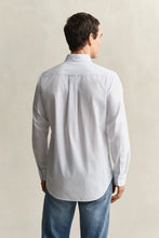 Carregar imagem no visualizador da galeria, Camisa em popelina às riscas finas Classic regular fit
