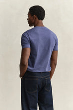 Carregar imagem no visualizador da galeria, T-shirt Shield regular fit
